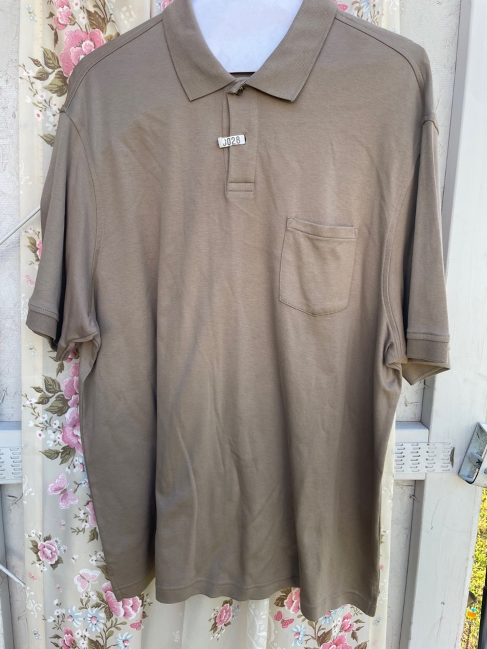 Roundtree & Yorke Men's Short-Sleeve Pocket Polo in Taupe